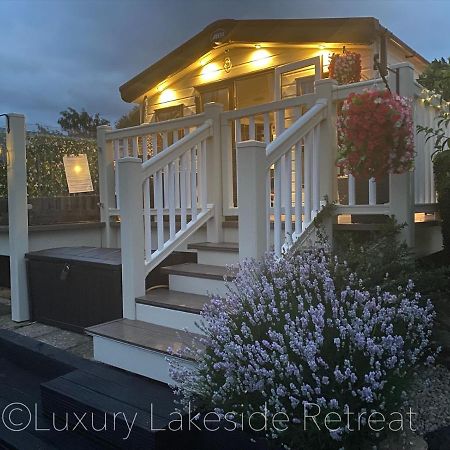 Hotel Lakeside Retreat With Hot Tub & Fishing Peg At Tattershall Lakes Country Park Exterior foto