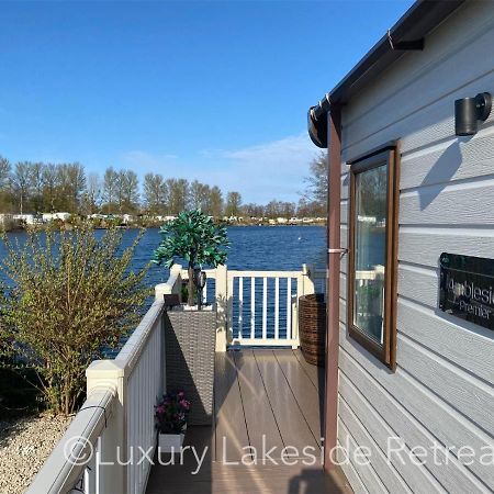 Hotel Lakeside Retreat With Hot Tub & Fishing Peg At Tattershall Lakes Country Park Exterior foto