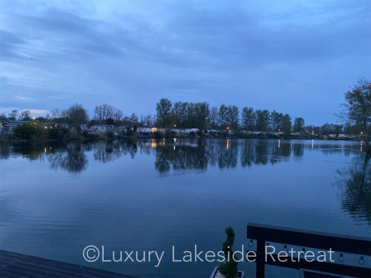 Hotel Lakeside Retreat With Hot Tub & Fishing Peg At Tattershall Lakes Country Park Exterior foto